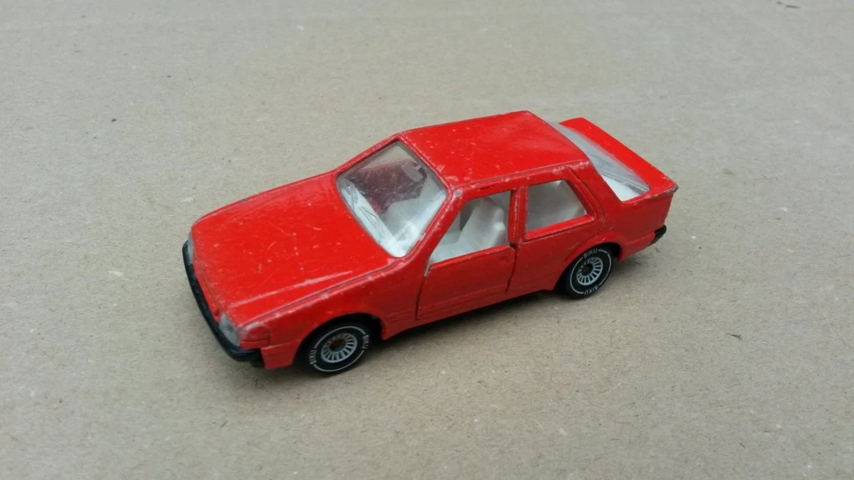 Siku 1066 – Saab 9000, rot