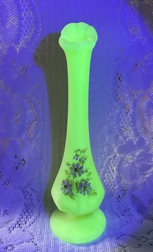 Vintage 1970s Fenton Custard Satin Glass Vase Daisies Signed Glows 8”