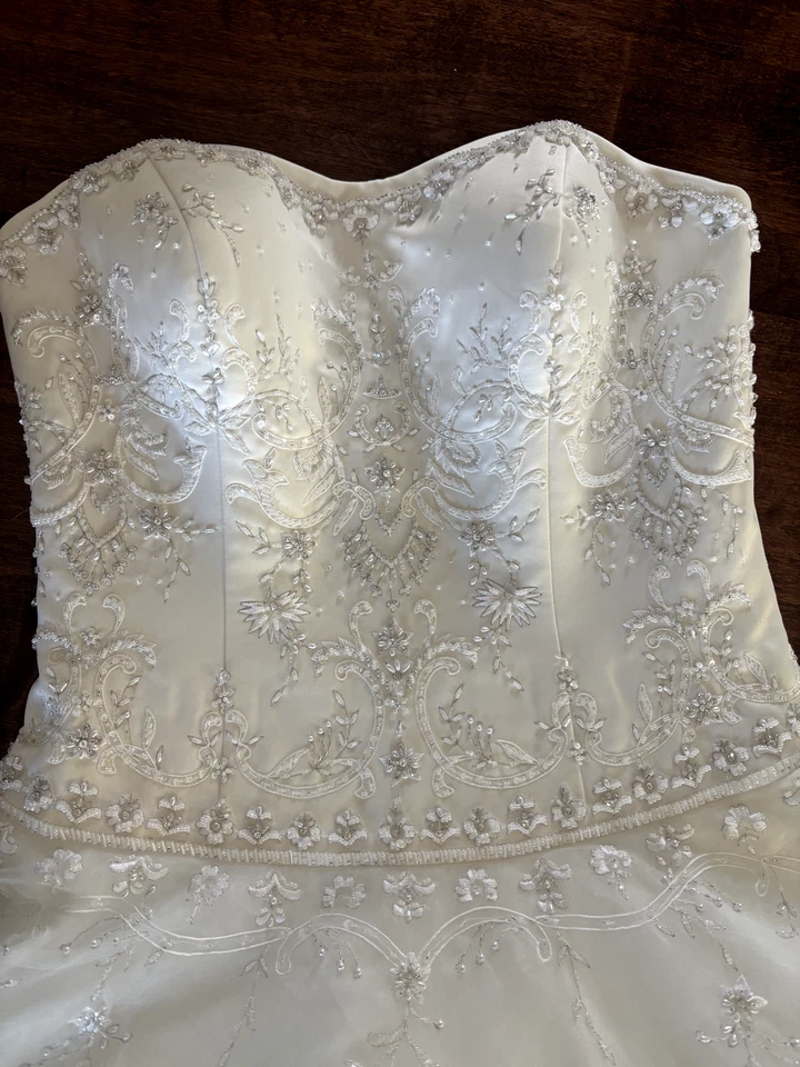 Vestido de novia Oleg Cassini sin tirantes con cuentas vestido de baile talla 8 + velo de doble nivel Foto 2 de 4