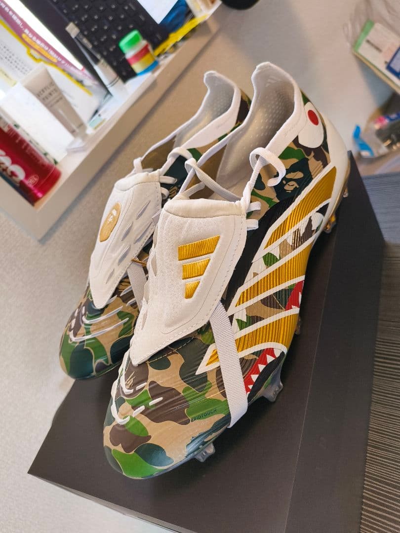Botines de fútbol Adidas Predator camuflados dorados para hombre EE. UU. 9 zapatos de fútbol nuevos