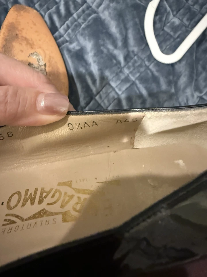 Bomba Ferragamo tacón bloque charol negro 9,5 AA Foto 3 de 4