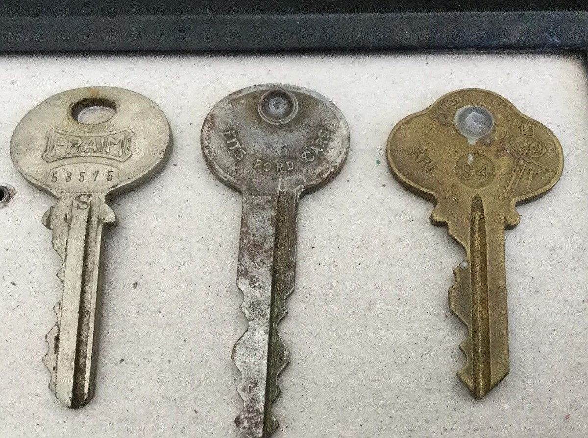 24 Vintage Keys Corbin, Yale, Briggs&Stratton, Taylor, Lockwood