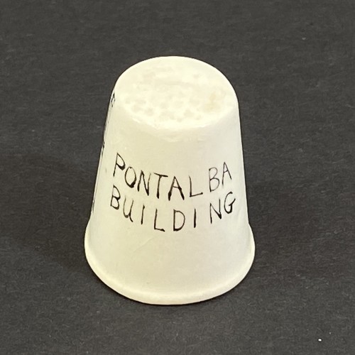 Dedal de porcelana pintado a mano firmado Ray 1977 Edificio Pontalba Nueva Orleans - Imagen 7 de 9