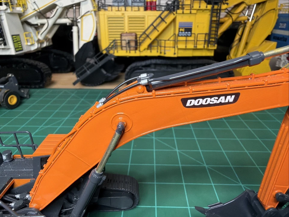 Rare!! Doosan DX530LC Hydraulic Excavator 1/50 Scale Model - Image 4 of 4