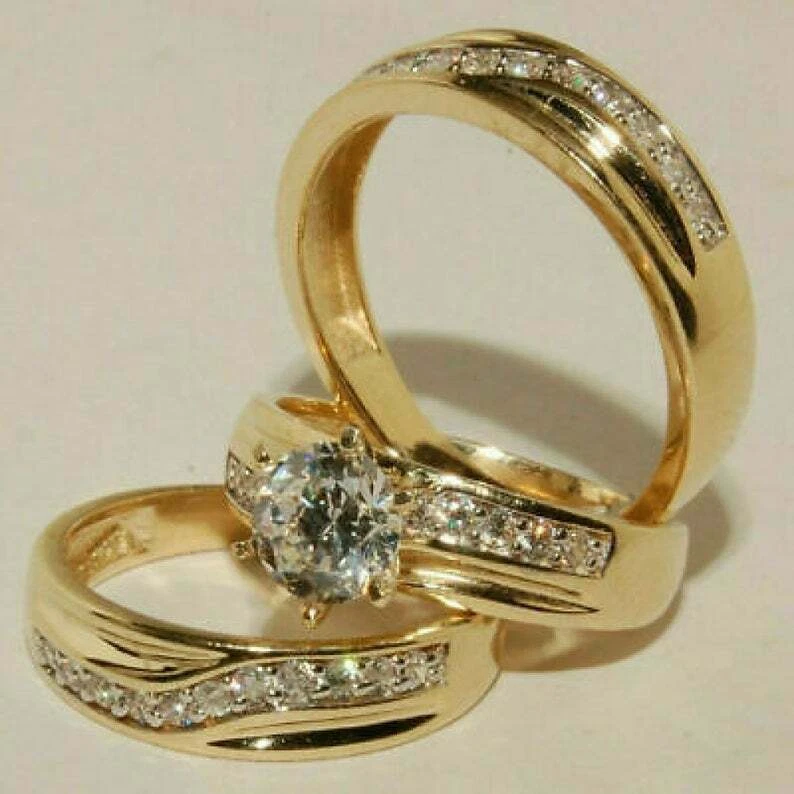 Juego de anillos nupciales redondos de diamantes simulados de 2,40 quilates enchapados en oro de plata 925 Foto 3 de 3