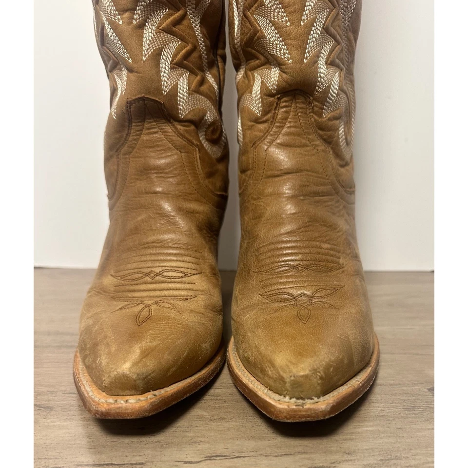 Botas vaqueras occidentales Dan Post para mujer de cuero tostado con costuras blancas talla 8M Foto 3 de 4