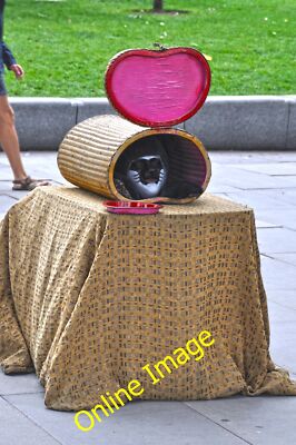 Foto 12x8 London: Lambeth - The Queen's Walk & Street Performer A bloke c2014
