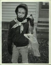 1989 Press Photo Cory Colvin at Mattydale, New York Food Drive - sya40096