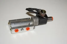 Parker 73419 4-way valve with solenoid, sealed spool, 12V DC, new 12-m warranty