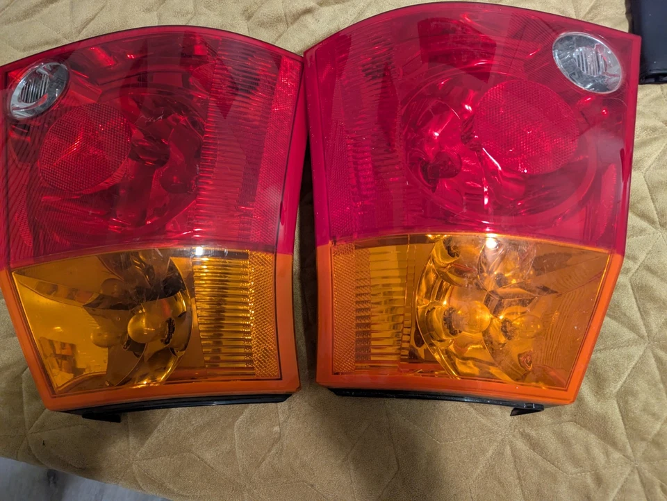 Conjunto de luz trasera derecha Maxzone 333-1948R-US para 04-05 Chrysler Pacifica Foto 2 de 4