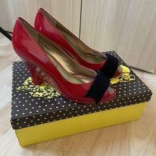 Scarpa Poetic Licence rossa punta aperta zeppa tacco velluto fiocco retrò UK taglia 4