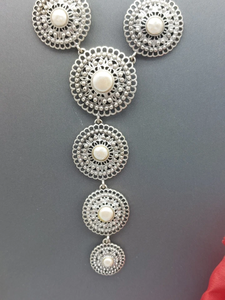 Collar Firmado Marca Suerte Tono Plata Forma Y Cadena Redonda Colgantes Cuentas Blancas Foto 2 de 4