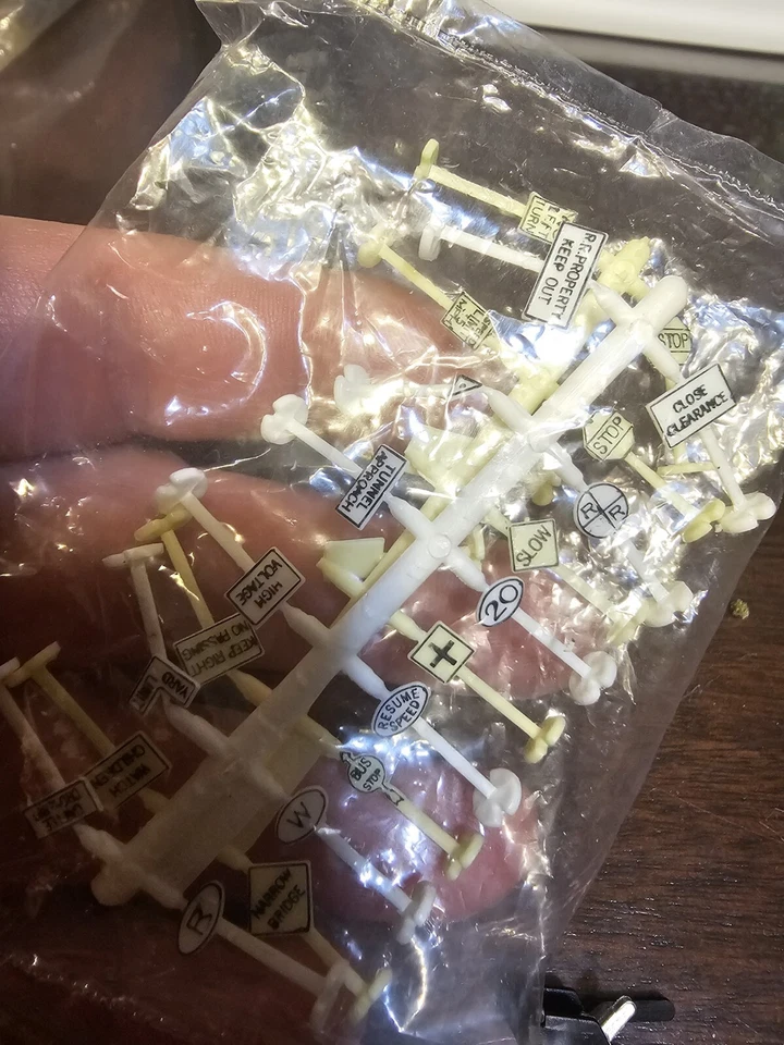 Mixed Lot N Scale Model Street Signs,  Railroad Electrical Power Line Polls 36  - Image 3 of 4