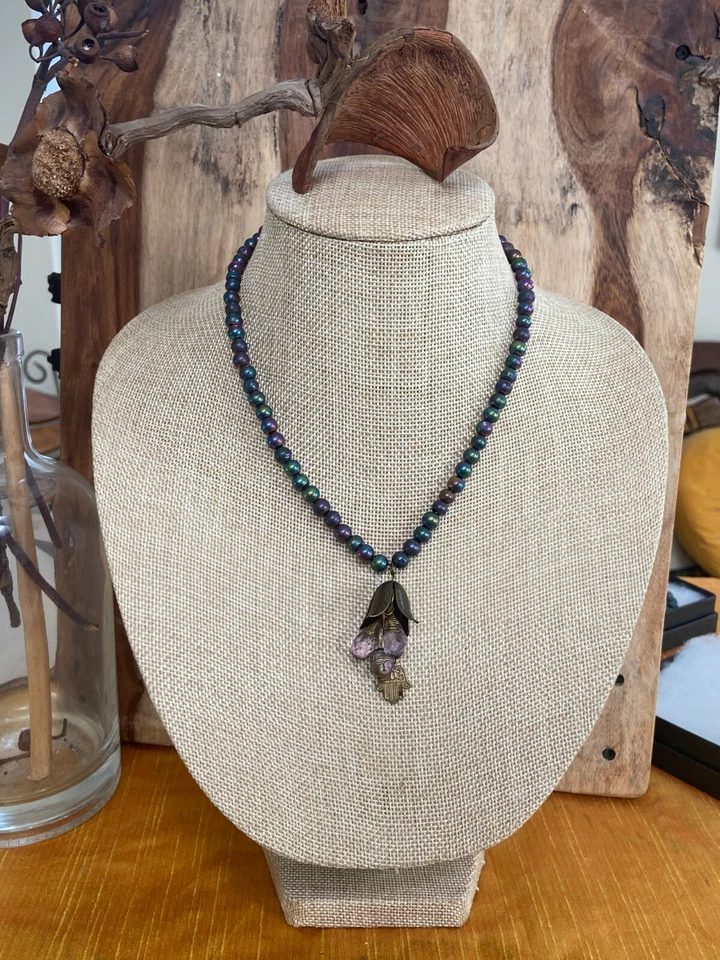 Collar de cuentas de titanio con gotas de encanto de Buda, Hamsa y amatista Foto 2 de 4