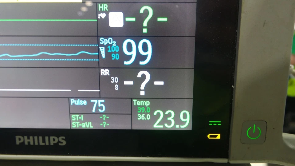 Philips Intellivue MX100 Patient Monitors w/ Battery REF 867033 + Warranty - Image 2 of 4