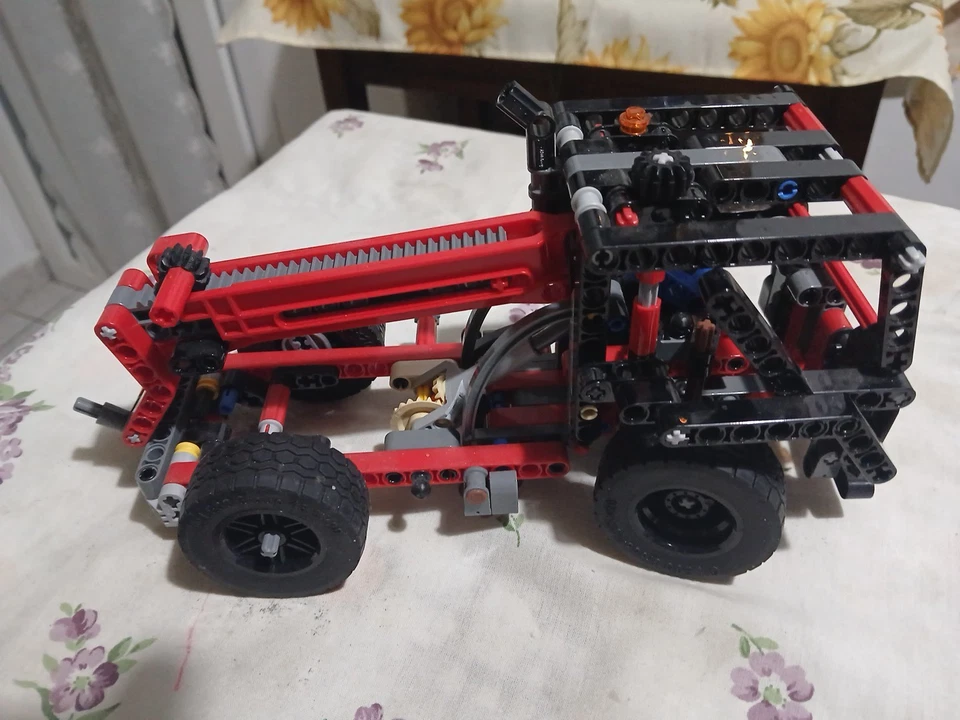LEGO Technic 42061 Telehandler, foto 4 di 5