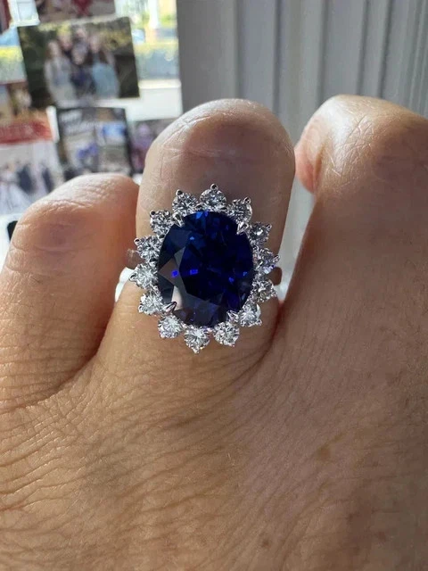 Laborgefertigter Saphir 3,50 kt Ovalschliff Halo Verlobungsring 14 K Weißgold vergoldet