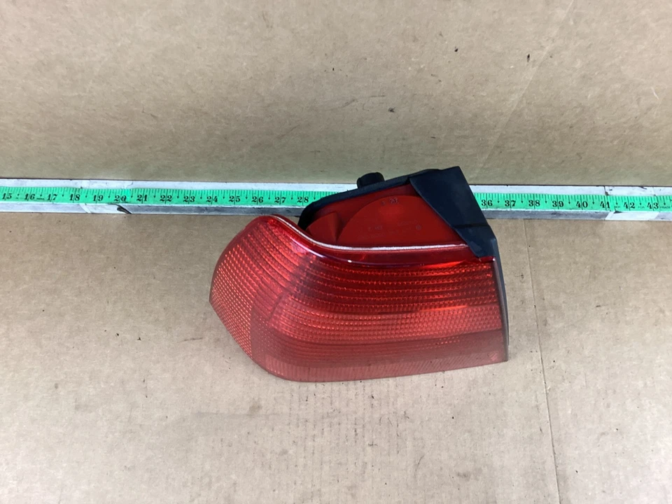 Luz trasera izquierda del lado del conductor Volkswagen Jetta 1999-2003 1J5945111S OEM Foto 2 de 4