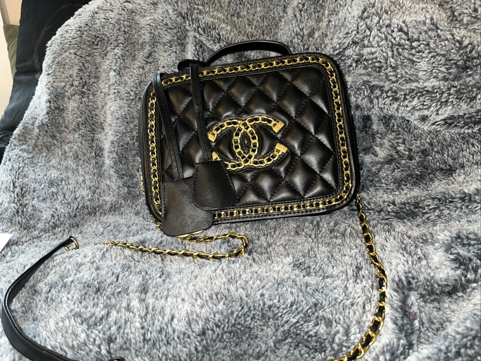 Estuche de tocador Chanel Caviar acolchado pequeño con asa superior negro con herrajes en tono dorado Foto 2 de 4