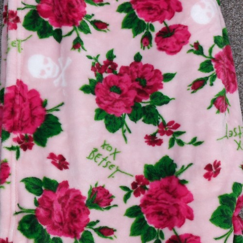 Betsey Johnson Blanket 50x70 Pink Roses Skulls Ultra Soft Plush Throw Cuddly - Picture 7 of 8