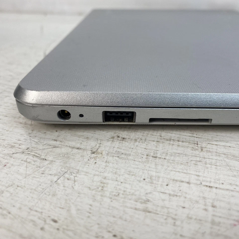 Toshiba CB30-B3122 13.3" Chromebook 2 Intel Celeron Dual Core 16GB SSD 4GB Foto 3 de 4