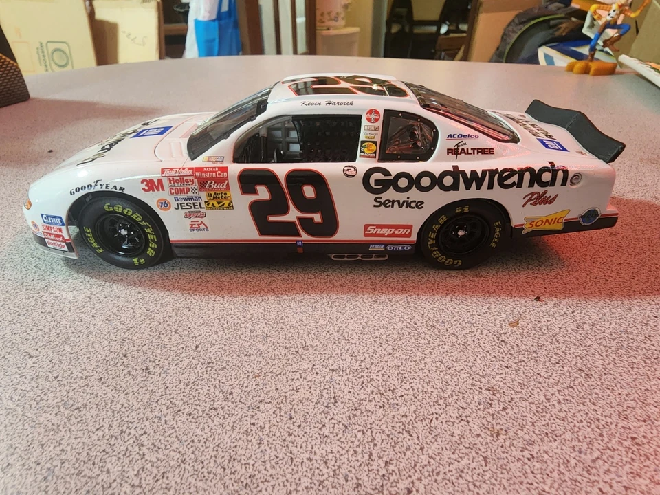 2001 Kevin Harvick #29 GM Goodwrench Black Rookie Action NASCAR Diecast 1:24 01 - Imagem 4 de 4