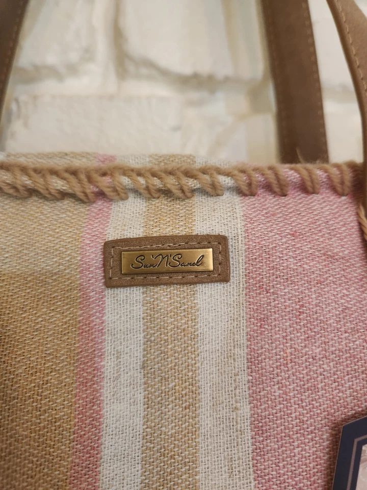 Bolso de Mano Sun N' SAND NUEVO CON ETIQUETAS Rosa Tostado Rayas Denim Asas de Cuero Sintético Foto 3 de 4