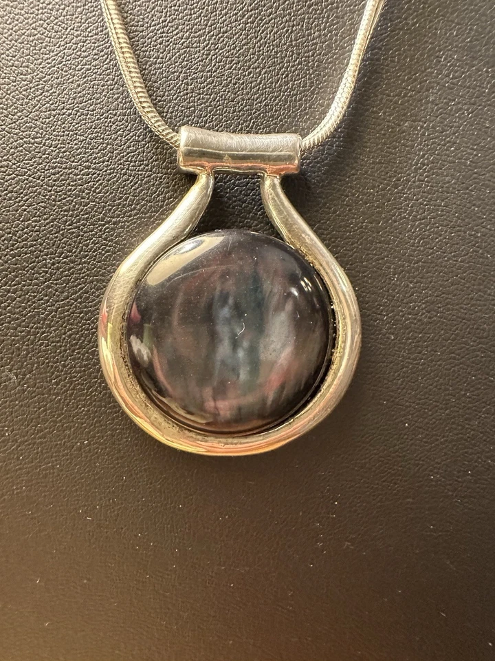 Collar Kenneth Cole tono plateado con doble cadena y colgante de abulón sintético Foto 2 de 4