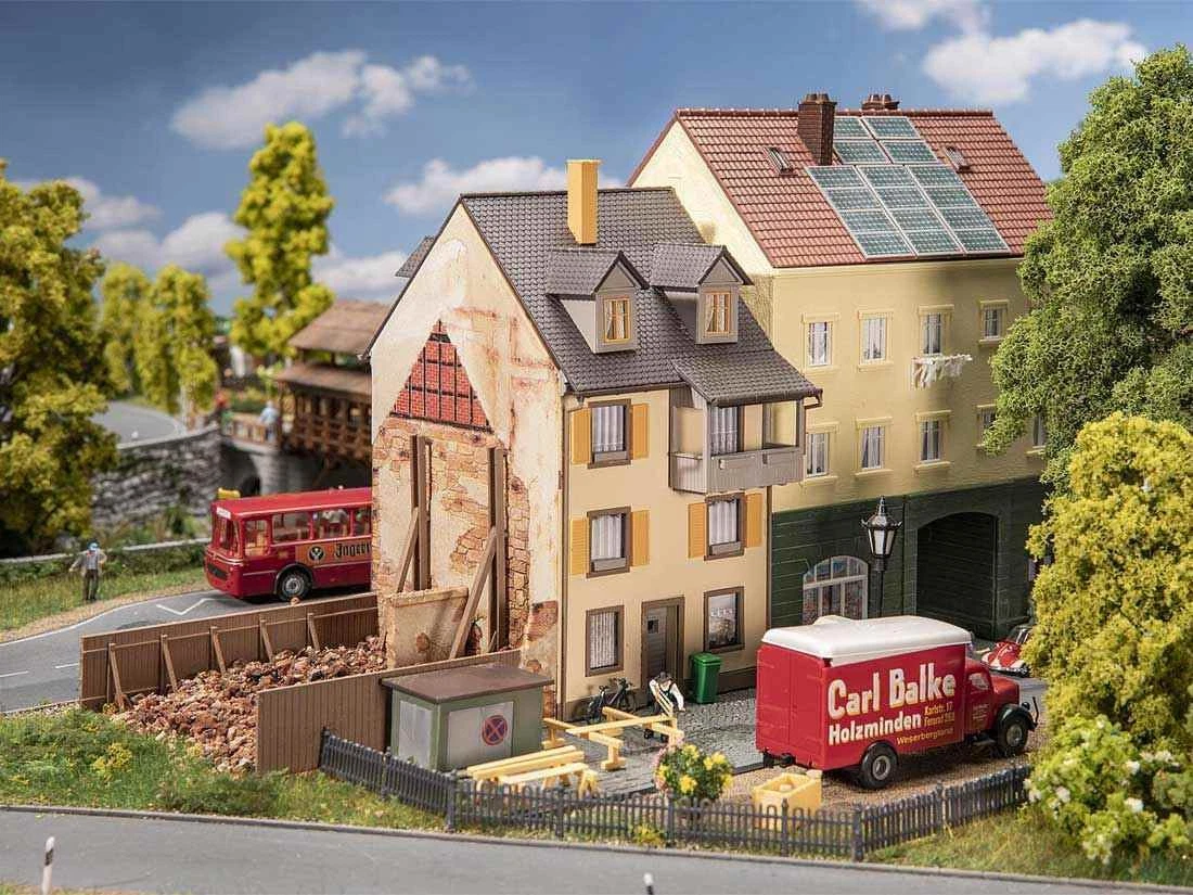 Faller 130692 H0 Altstadthaus mit Bretterzaun
