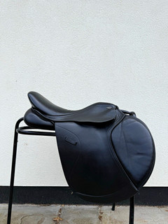 Black 17” Shires Optimus Jump Saddle Changeable Gullet (medium)
