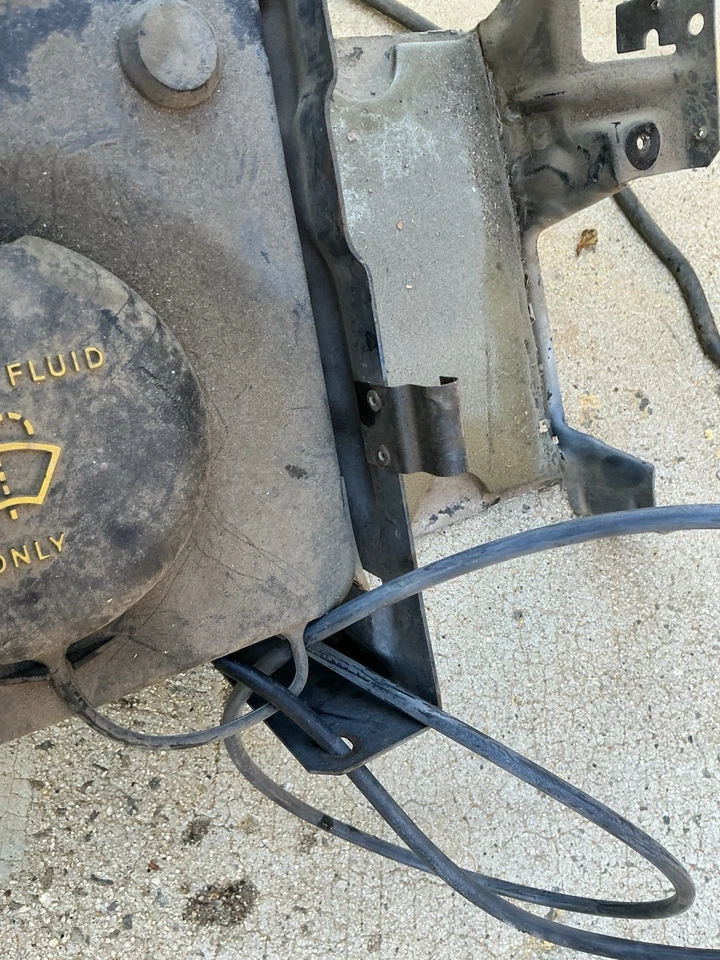 92-96 Ford Bronco F150 F250 F350 - Filtro de aire refrigerante y soporte de líquido de lavadora. Foto 3 de 4