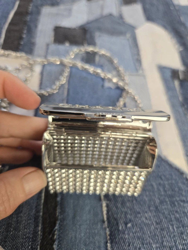 Collar con dije grande de plata y diamantes de imitación de diseñador Foto 4 de 4