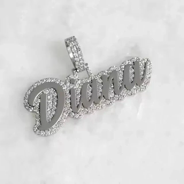 Colgante Nombre Personalizado 1.8Ct Corte Redondo Moissanita Real Chapado en Oro Blanco 14K Plata Foto 3 de 3