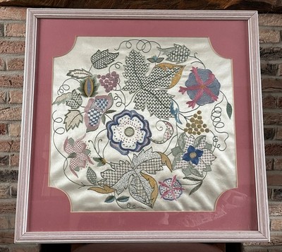 Großes Vintage Bild im jakobinischen Stil Crewel Stickerei auf Seide gerahmt 59 x 62 cm