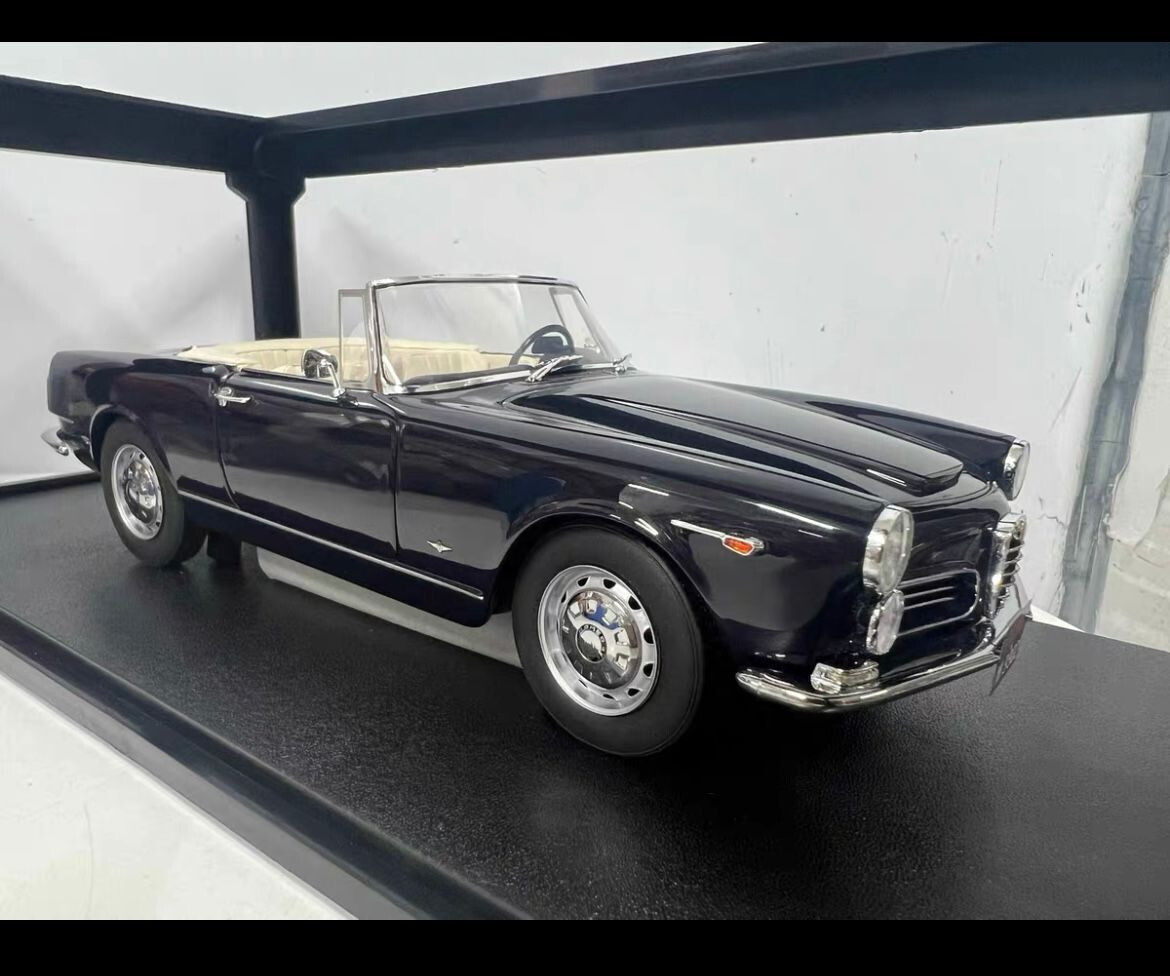 1:18 Scale Resin Alfa Romeo 2600 Spider Touring 1961 Model Car