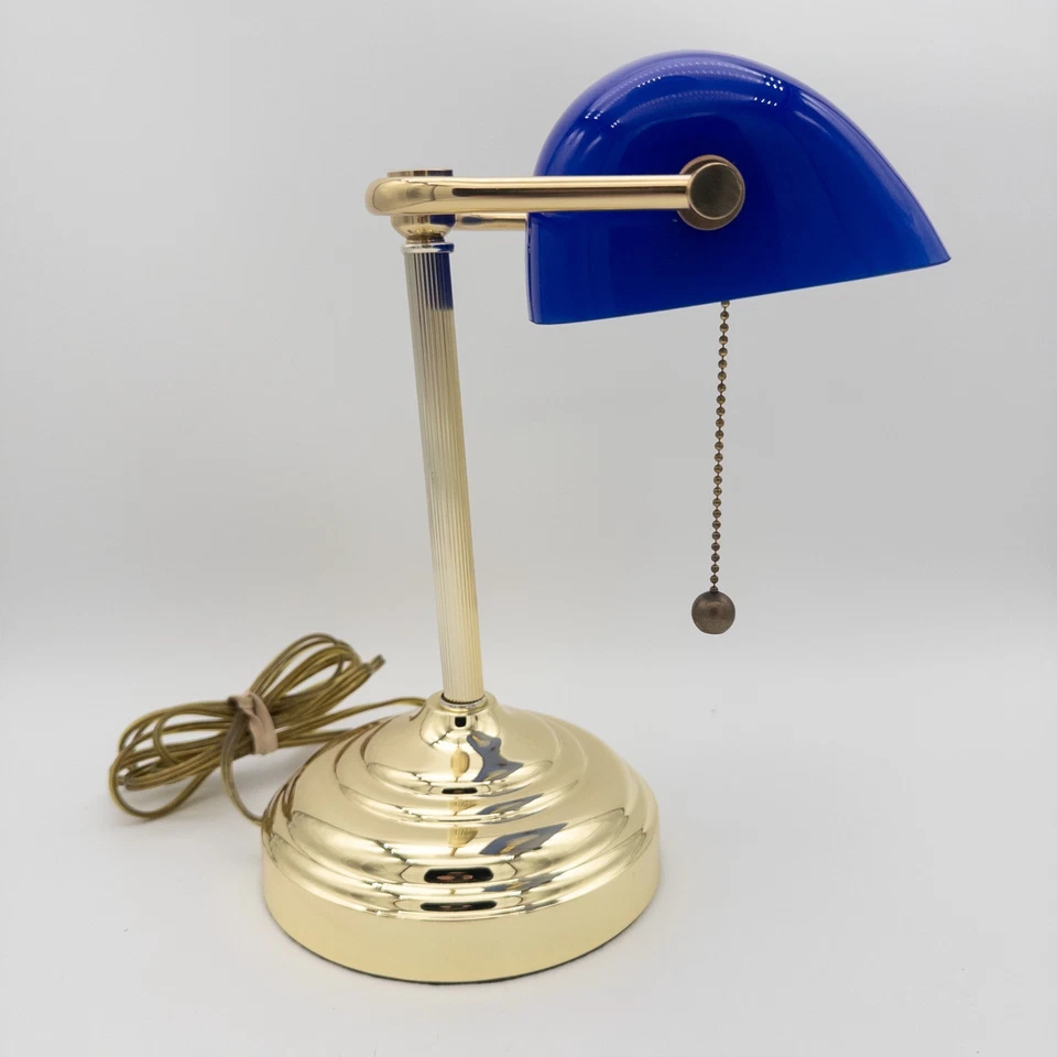 Lámpara de escritorio vintage Bankers vidrio azul con cadena de tracción base de latón 13 pulgadas de alto funcionando Foto 3 de 4