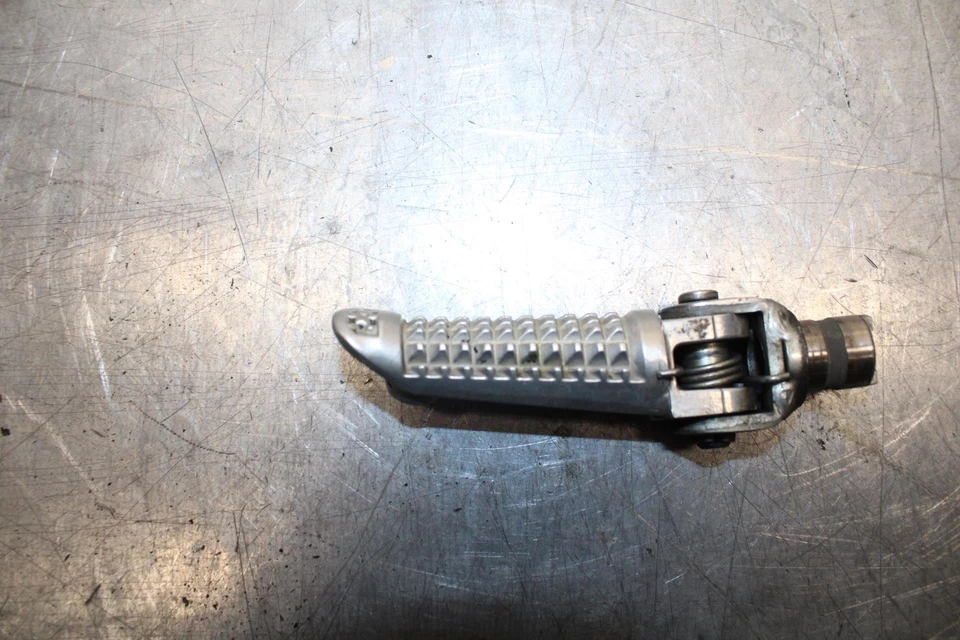 2002 Suzuki GSXR1000 ЛЕВАЯ ПЕРЕДНЯЯ ОПОРА ДЛЯ НОГ КОЛЫШЕК ШАГ 43526-35F00 BB73 - Изображение 2 из 4