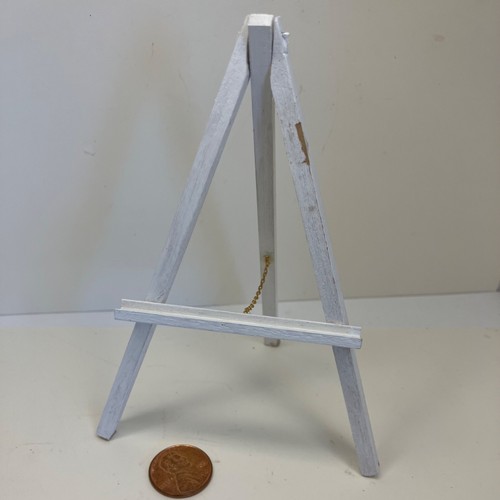 Casa delle bambole miniatura studio d'arte, forniture, cavalletto in legno bianco, stampe di dipinti. - Foto 6 di 12