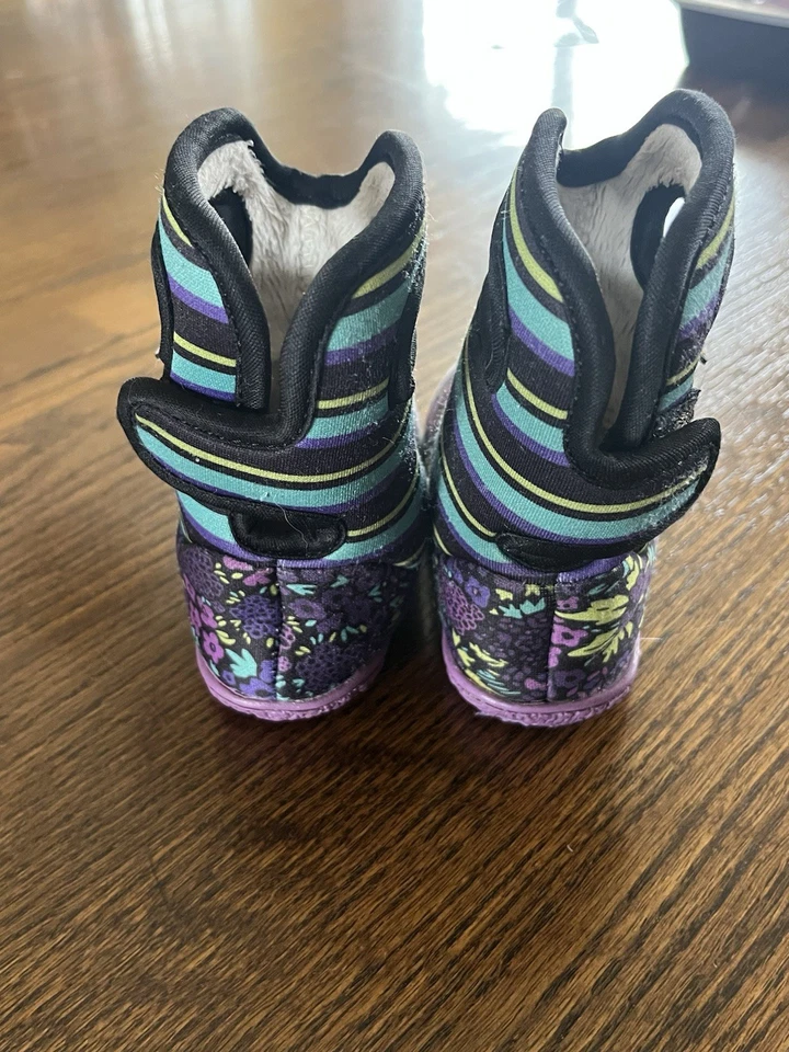 Botas de nieve de invierno Bogs para bebé niña talla 4 piel sintética Foto 4 de 4