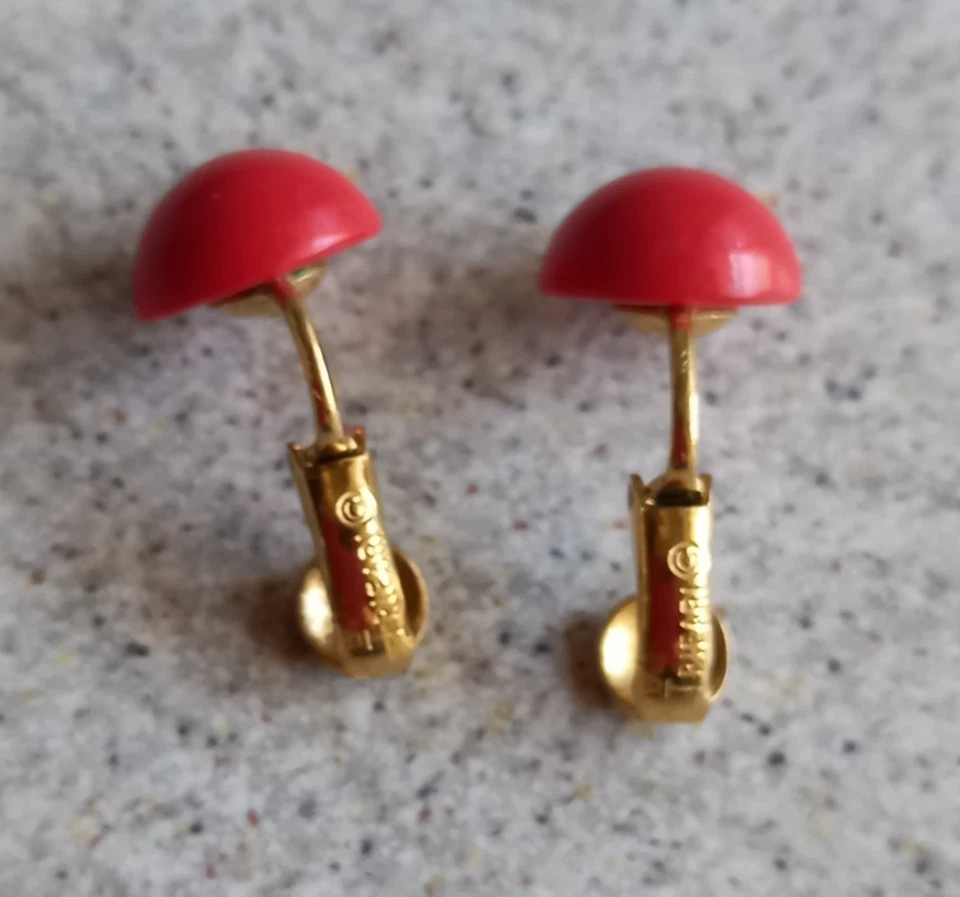 PICCOLI ORECCHINI TRIFARI TONDI IN LUCITE COLORE ROSSO A CLIP - Immagine 4 di 4