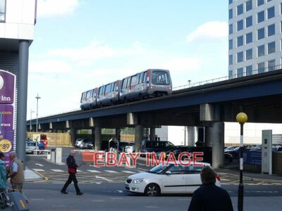 FOTO SKYTRAIN AM GATWICK NORDTERMINAL DER SHUTTLE-ZUG FÄHRT AUF EINER ÜBERDECKUNG