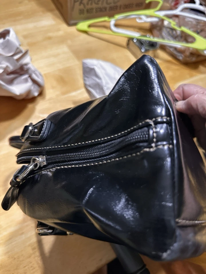 Giani Bernini 手提包 二手状况完好 黑色皮革 单肩包 金色 口音 许多口袋 — 第 4/4 张图片