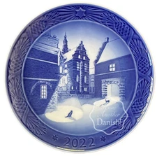 Royal Copenhagen 2022 Christmas Plate 7" Fredericksborg Castle Denmark Cats
