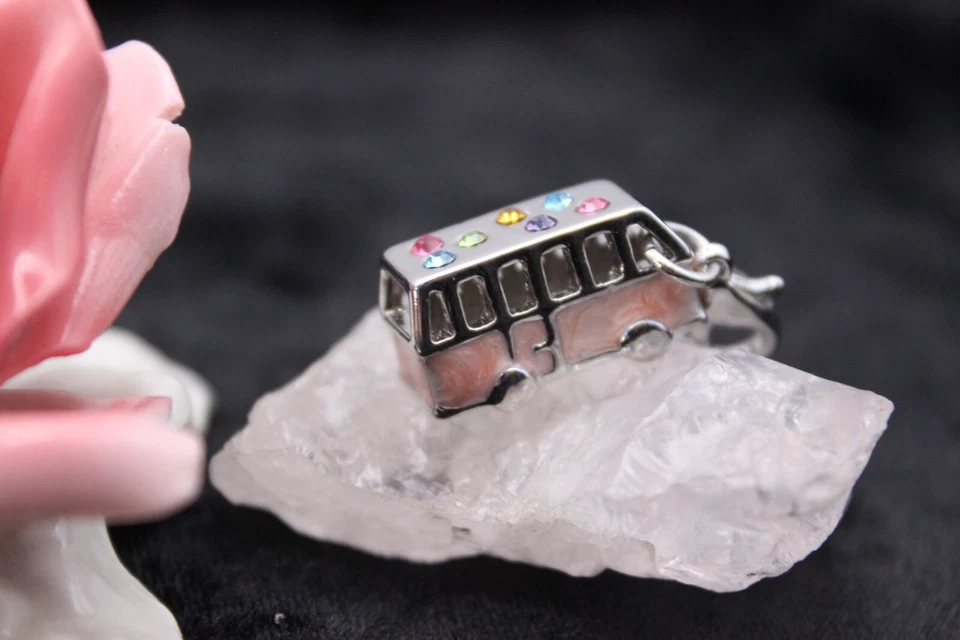 Anhänger Charm kleiner rosa Bus aus Metall mit mehrfarbigen Kristallen - Bild 2 von 4