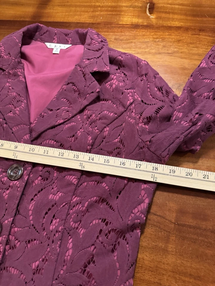 Jaqueta Blazer CAbi Feminina Frolic Plumberry 3 Botões Sobreposição de Renda Tamanho 6 - Imagem 4 de 4