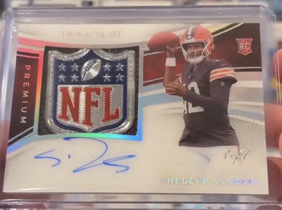 S*i様 TRUCKS ロードサイン 輸入品 希少 レア ガレージ 2025 Immaculate Collection Football Sheduer Sanders Rookie Auto
