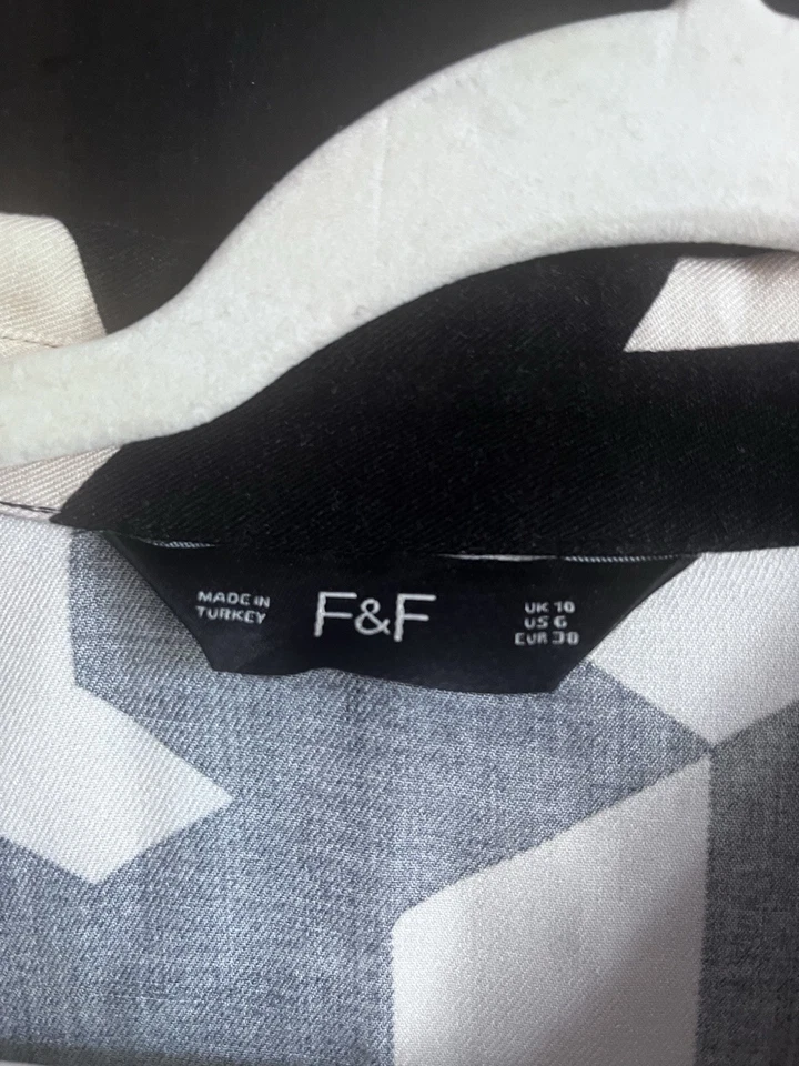 Women's Long Geometric Shirt Size 10 - Image 3 of 4