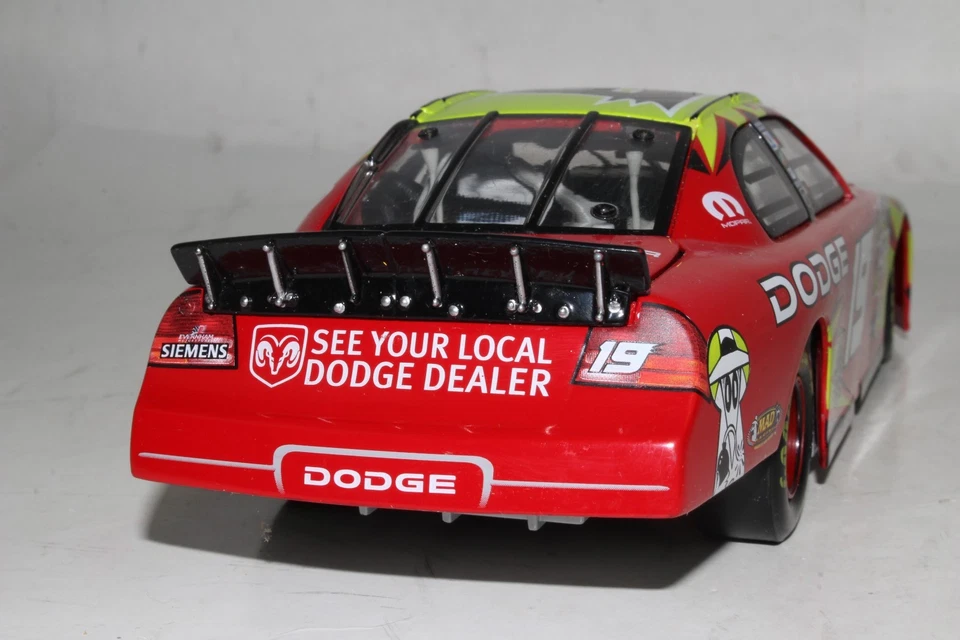 Dodge Intrepid 2004 autografiado por Jeremy Mayfield Magazine Foto 3 de 4