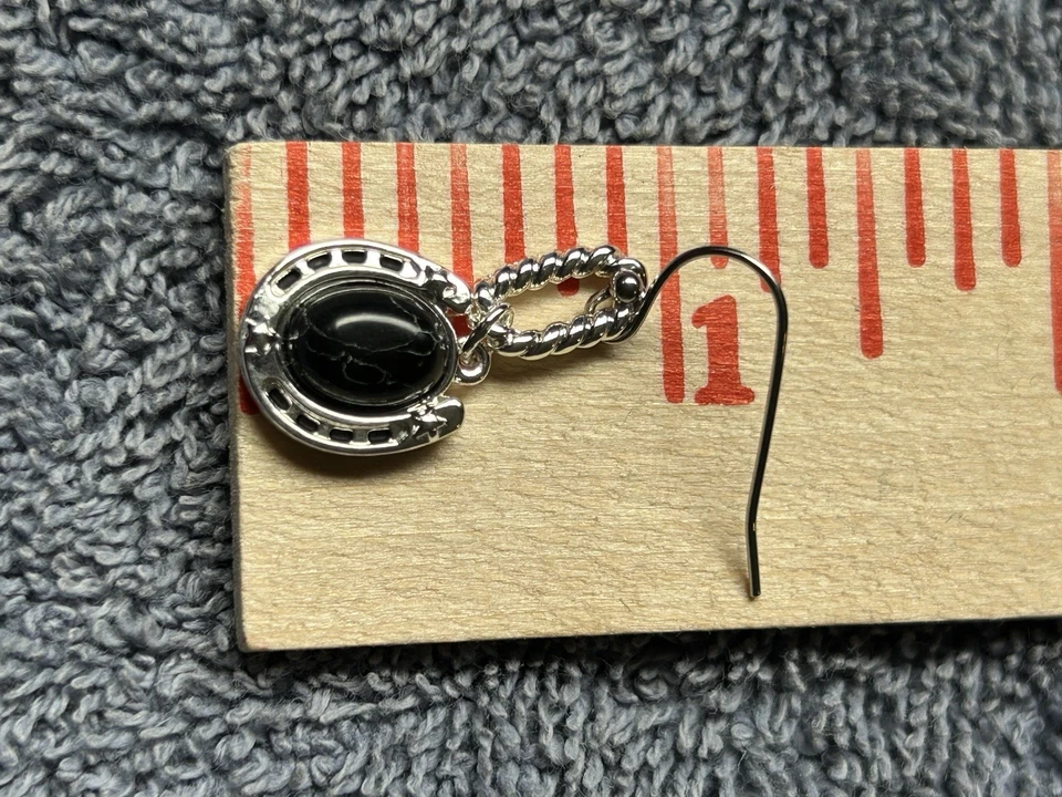 Montana Silversmiths Lucky Horse Zapato Gris Oscuro Piedra Pendientes Colgantes Western Foto 2 de 4