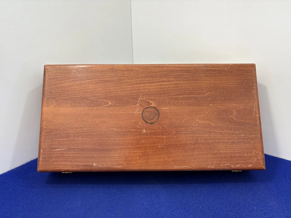 Estojo de apresentação de madeira Colt ação única exército com interior e papéis de veludo vermelho - Imagem 2 de 4